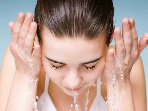 Việc rửa mặt tưởng là dễ nhưng nhiều khả năng bạn vẫn đang mắc 6 sai lầm này